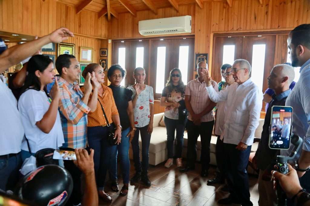 Danilo Medina recibe 80 dirigentes de Alianza País que se integran al PLD