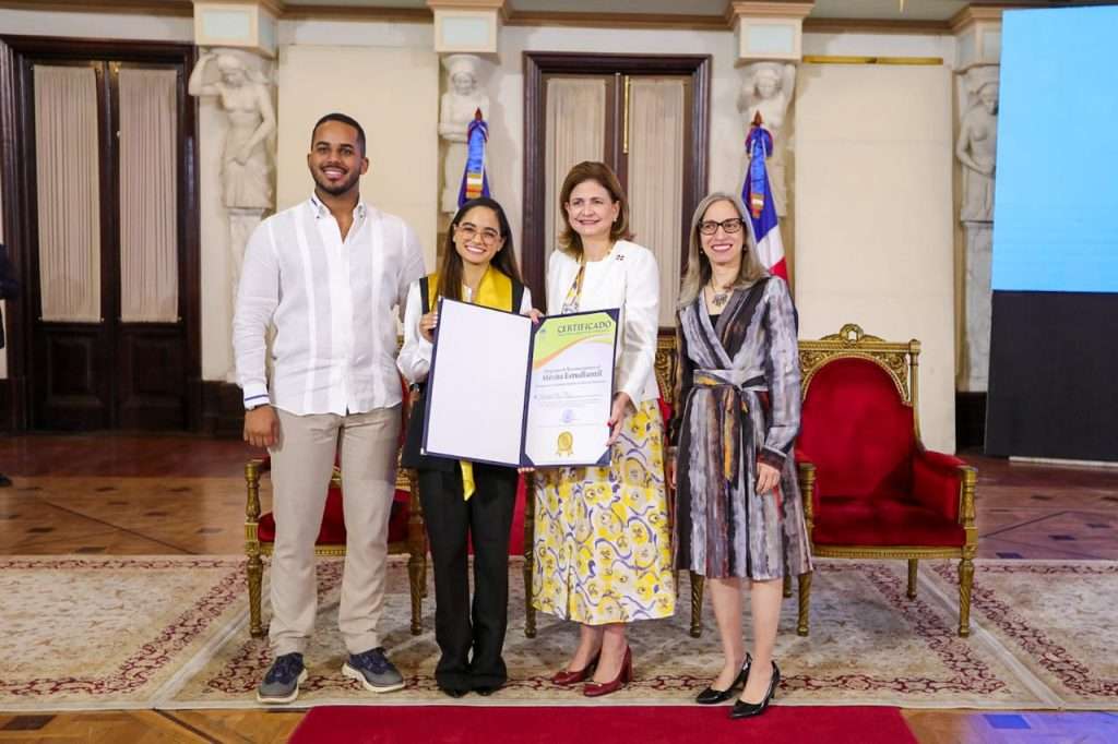 Gobierno celebra día del estudiante con premiación a la excelencia académica