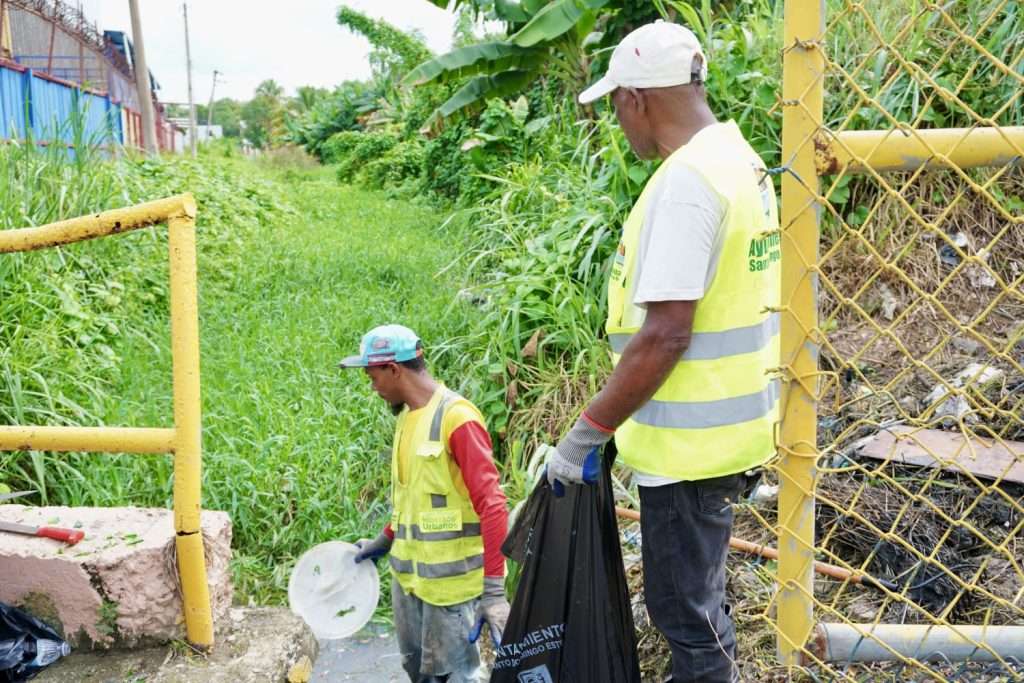 Ayuntamiento de Santo Domingo Este realiza limpieza preventiva de cañadas ante ciclón tropical