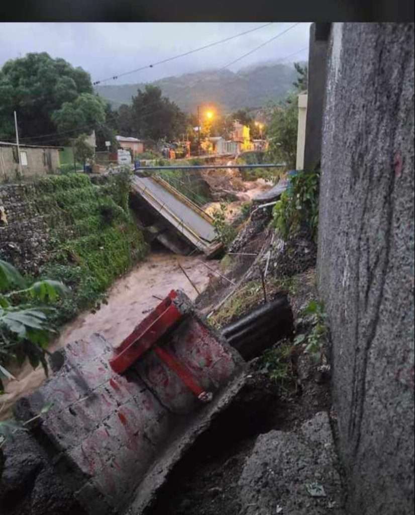 Aumentan a 25 muertos por disturbio tropical