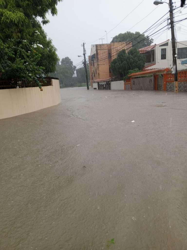 Se reportan inundaciones en decenas de comunidades del país
