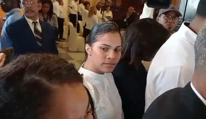 Ex empleada del CEA irrumpe en misa en reclamo de prestaciones laborales