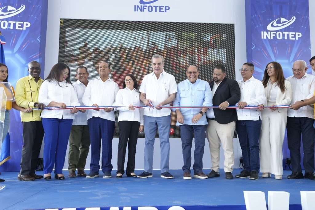 Abinader inaugura dos centros de Infotep en Santiago