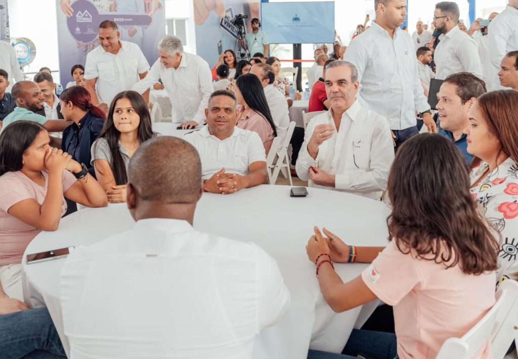 Presidente Abinader y Ministro Bonilla entregan más de 400 nuevos apartamentos en Santiago