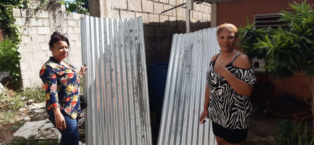 Candidata a regidora por PLD dona planchas de zinc en San Cristóbal