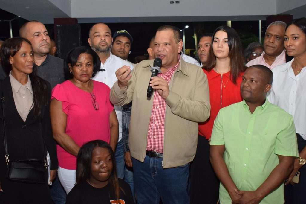 Alcalde Carlos Guzmán entrega emblemático Parque Central de Villa Mella totalmente remozado