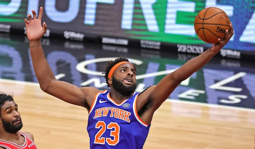 Mitchell Robinson estará fuera al menos 2 meses por una cirugía de tobillo