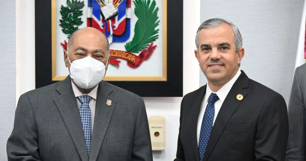 INESPRE entrega al Tribunal Constitucional el título de propiedad del edificio