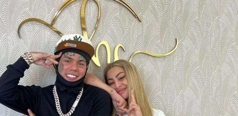Feministas y fanáticos de Tekashi arman el caos en la Fiscalía