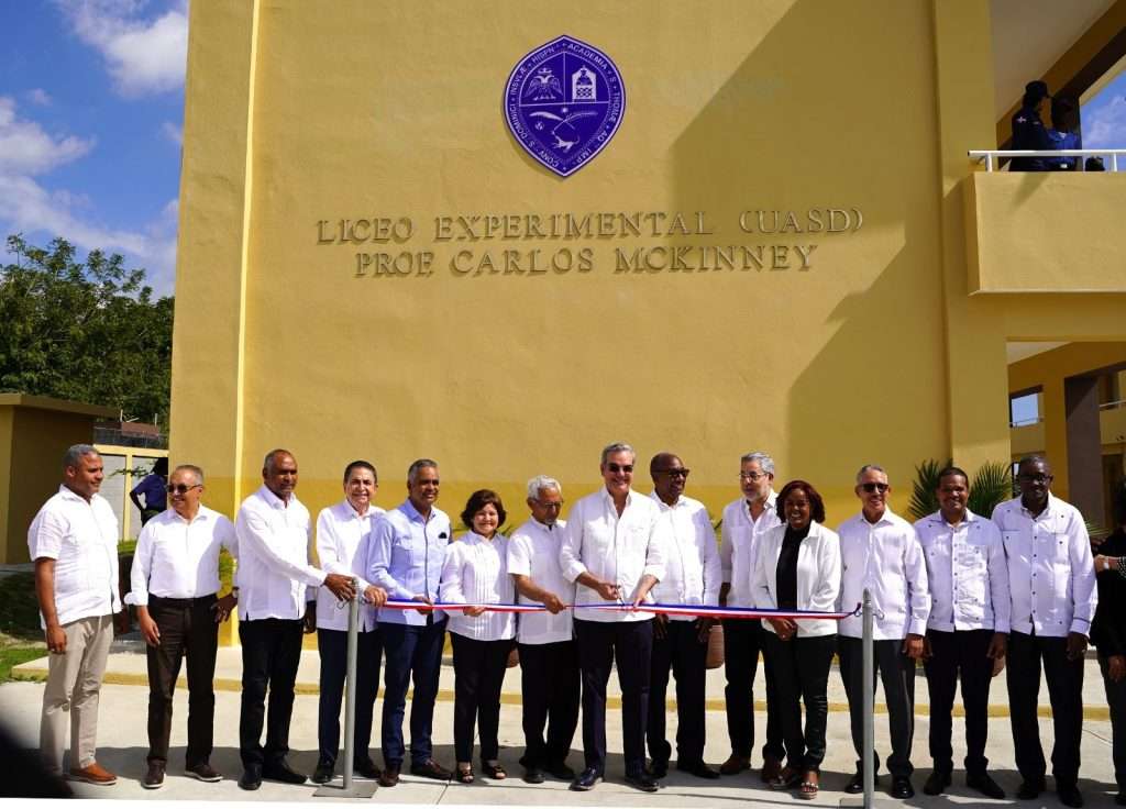 Presidente Abinader entrega Liceo Experimental Carlos Mckinney, en Baní