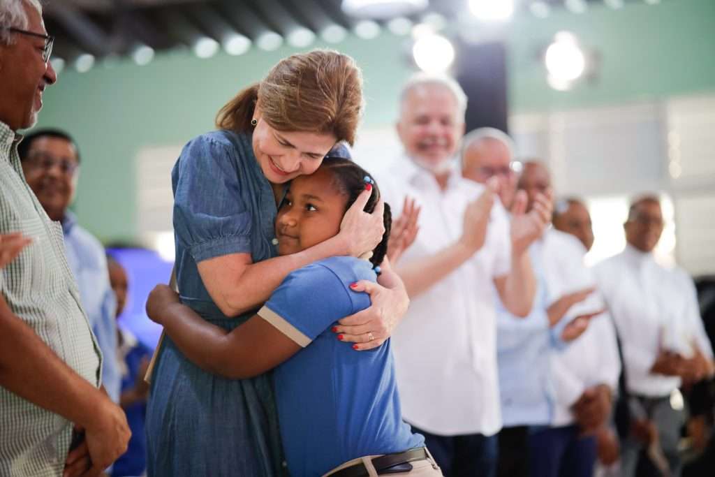 Vicepresidenta inaugura escuela, muelle y campo deportivo en San Cristóbal