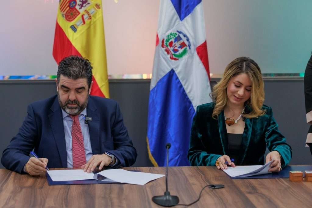 Programa Supérate firma convenio con Asociación de Hostelería y Turismo de España