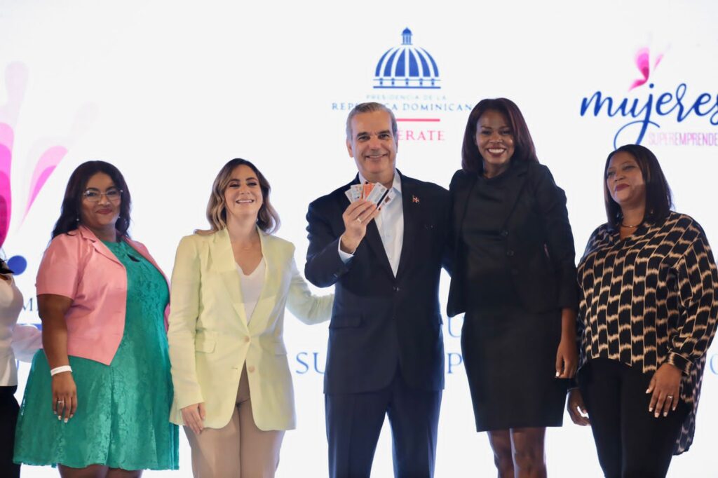 Presidente Abinader resalta pobreza sigue reduciéndose de manera consistente en el país