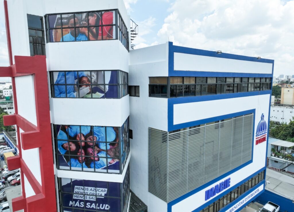 INABIE insta a comercios abstenerse de vender mercancía con logo institucional