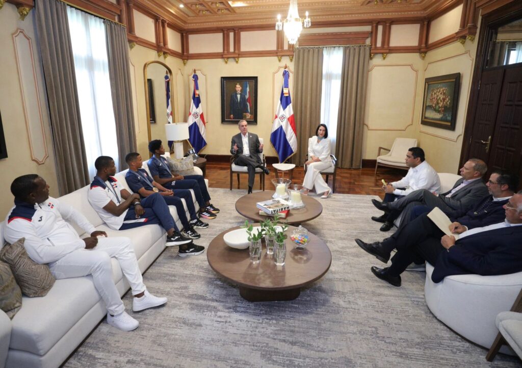 Sigue fiebre olímpica en RD; medallistas llegan al Palacio