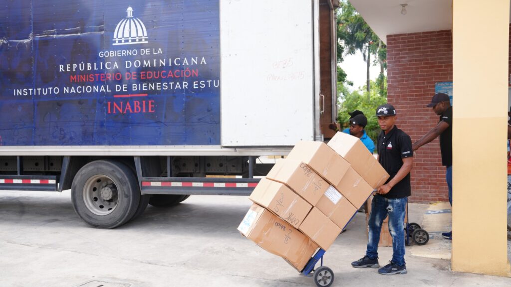 INABIE entrega más de 1.8 millones de kits de utilería escolar