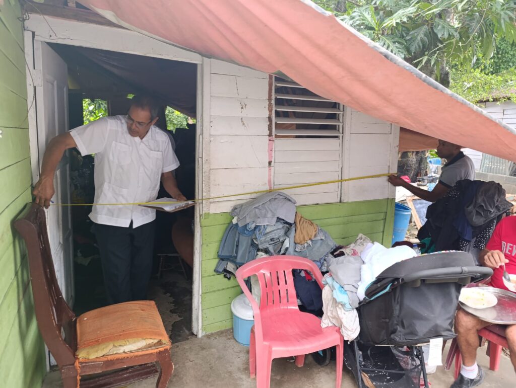 Dirección General de Desarrollo de la Comunidad acude en auxilio de familia con vivienda destruida