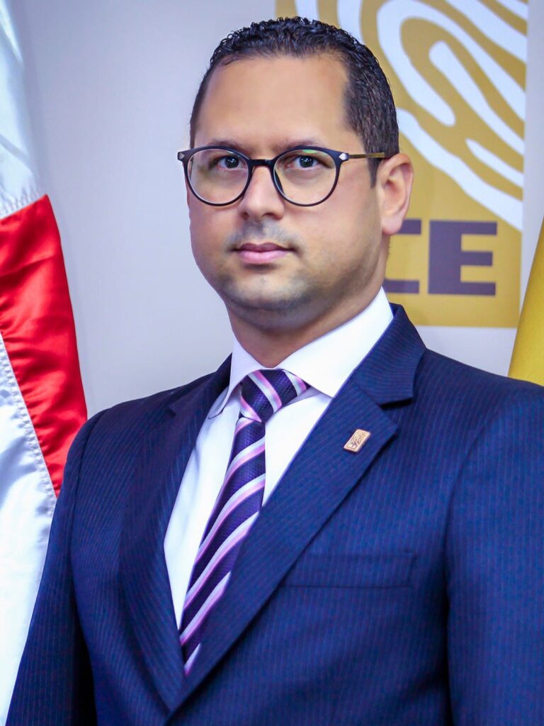 Denny Díaz Mordán inscribe candidatura a miembro titular de la JCE