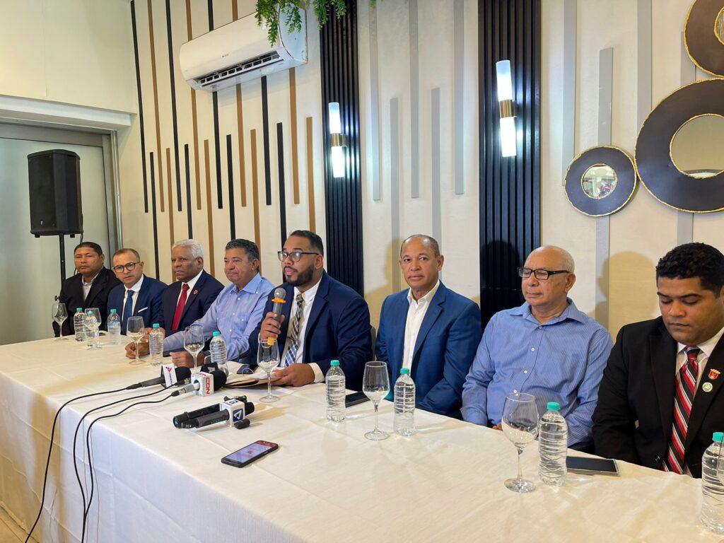 Partidos de oposición se unen en pedido de elecciones en La Vega