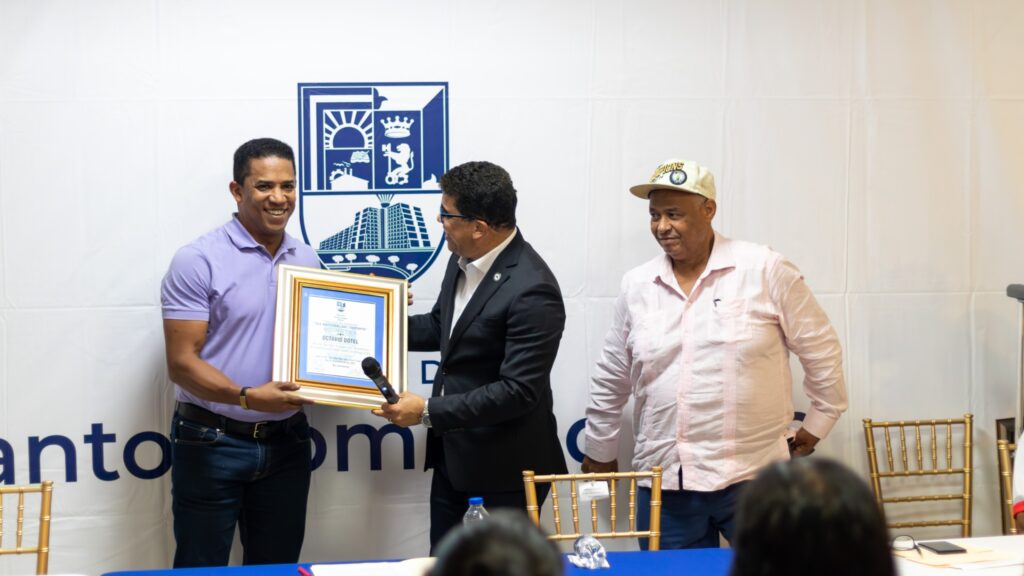 Ayuntamiento de SDE reconoce al ex lanzador del béisbol de las Grandes Ligas Octavio Dotel