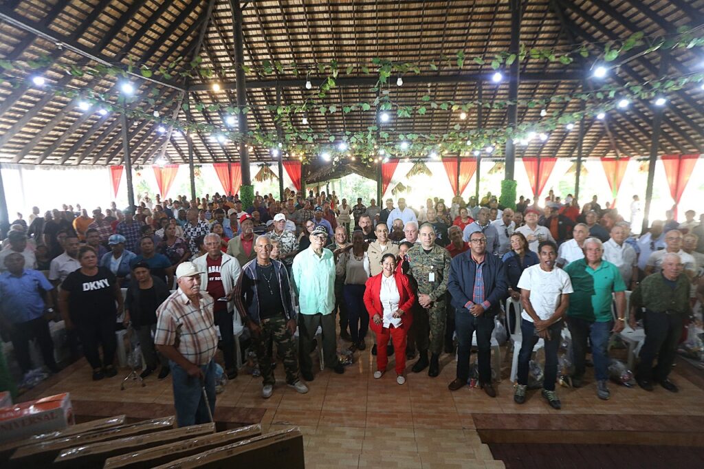 Ministerio de Defensa Lleva Esperanza y Solidaridad a Retirados en Santiago con Jornada de Acción Cívica