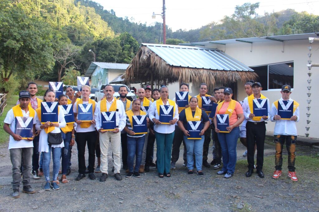 INFOTEP y Fundación Popular entrega certificados a 78 participantes capacitados en Loma de Blanco