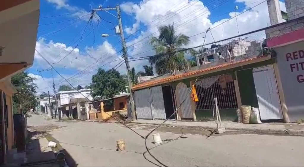Residentes en Santo Domingo Este exigen solución a caída de cables eléctricos