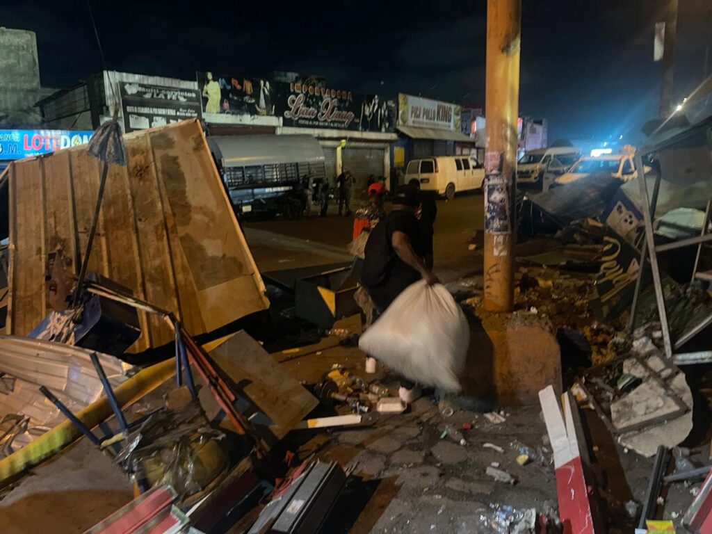 Buhoneros del Kilómetro 9 de la Duarte se reúnen con Obras Públicas