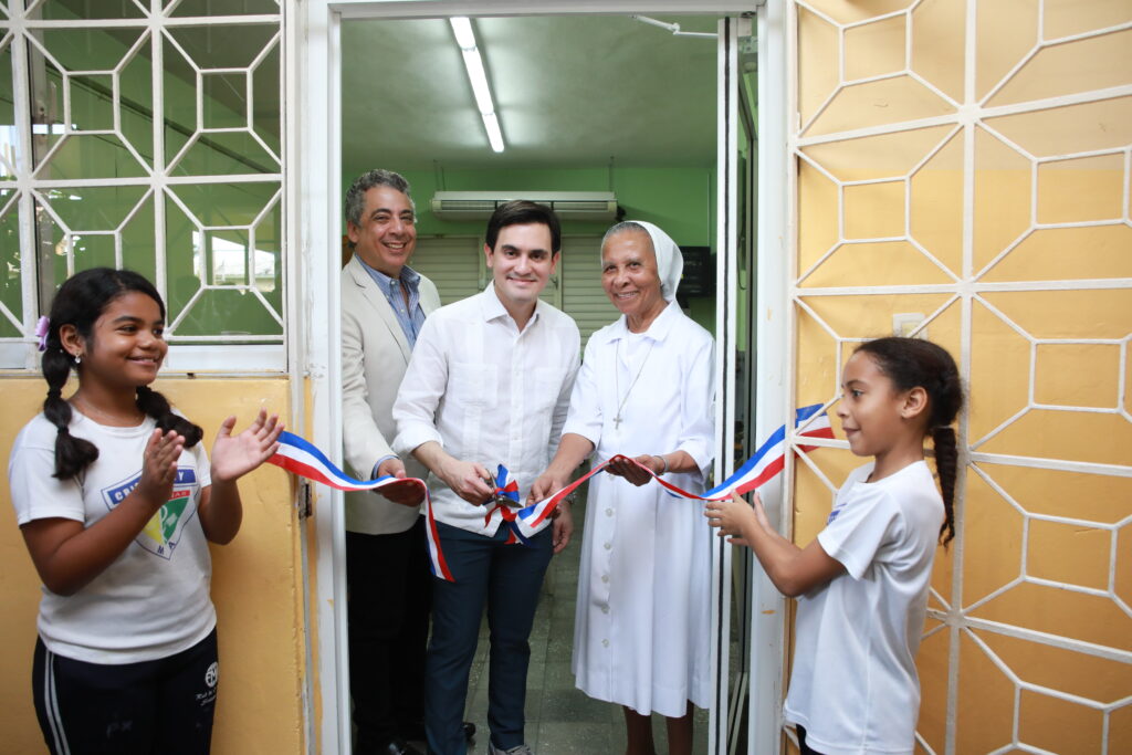 Indotel beneficia a más de 500 estudiantes de escuela de Cristo Rey con laboratorio informático