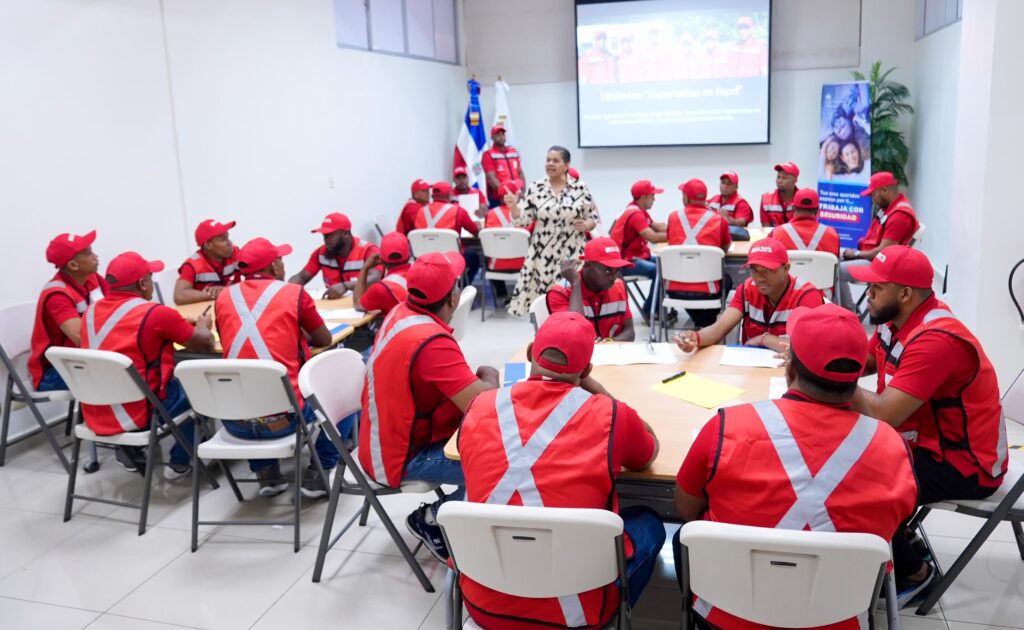 Energía y Minas capacita a 24 brigadistas de la mina de larimar en liderazgo efectivo