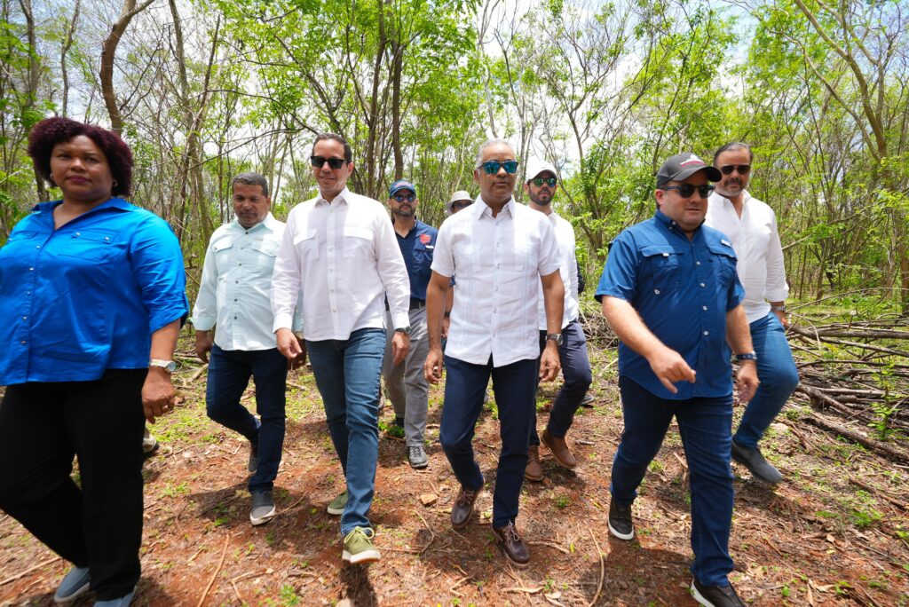 Gobierno supervisa labores de exploración de tierras raras en Pedernales