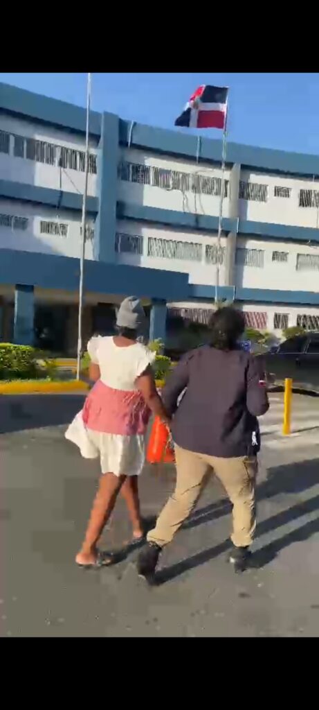 Casi en labor de parto deportan a una haitiana