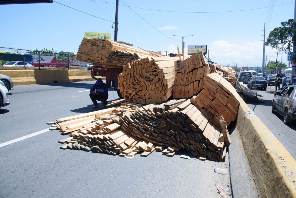 Camiones sobrecargados: una amenaza rodante para la ciudadanía