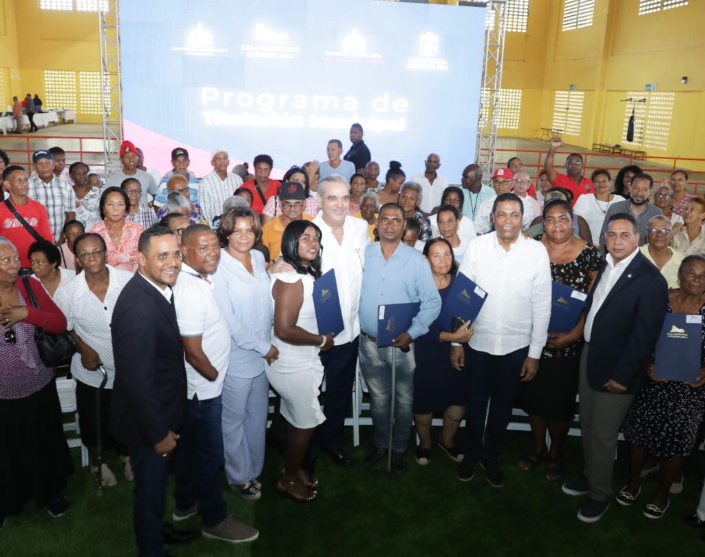 Abinader inicia programa de titulación municipal en Monte Plata