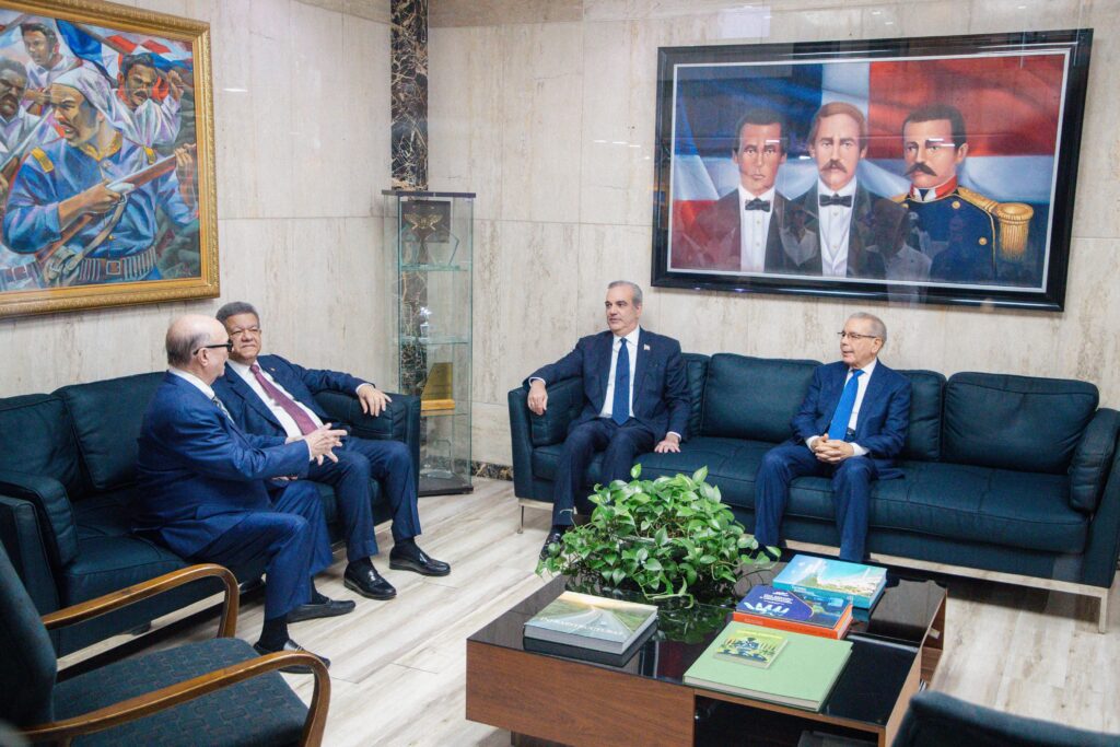 Presidente Abinader y los ex presidentes Mejía, Leonel y Danilo tratan tema haitiano