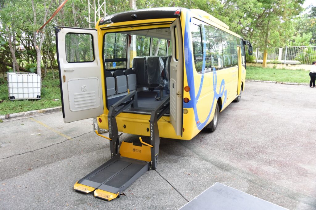 MINERD entrega de 50 autobuses con rampa para estudiantes