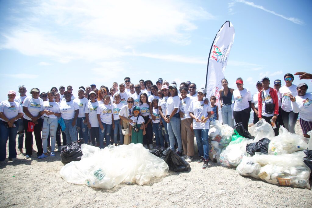 Fundación Juventud Progresista y la Asociación de estudiantes de Nigua limpian Playa Najayo