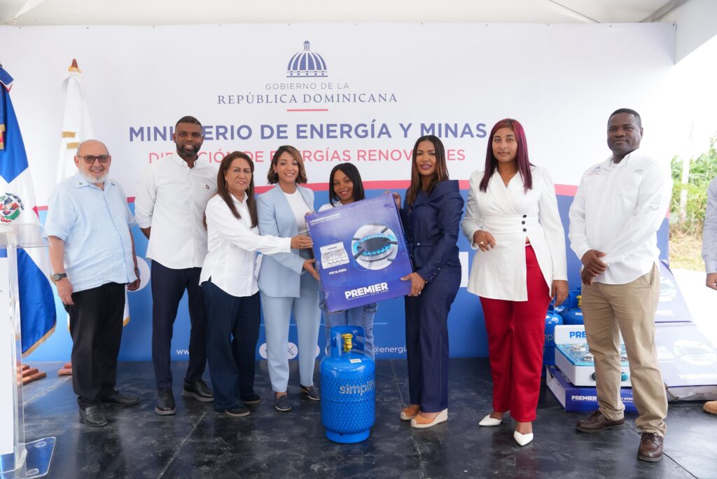 Energía y Minas cambia carbón y leña por GLP en Zambrana, Sánchez Ramírez