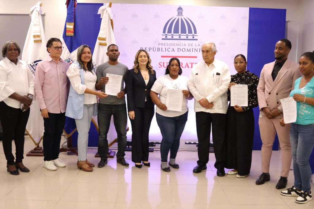 Cien personas cuidadoras de Azua y SDE firman carta compromiso para iniciar pasantías en hogares Conape