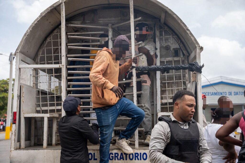 Detienen 12 inmigrantes haitianos que eran trasladados en el tanque de un camión cisterna