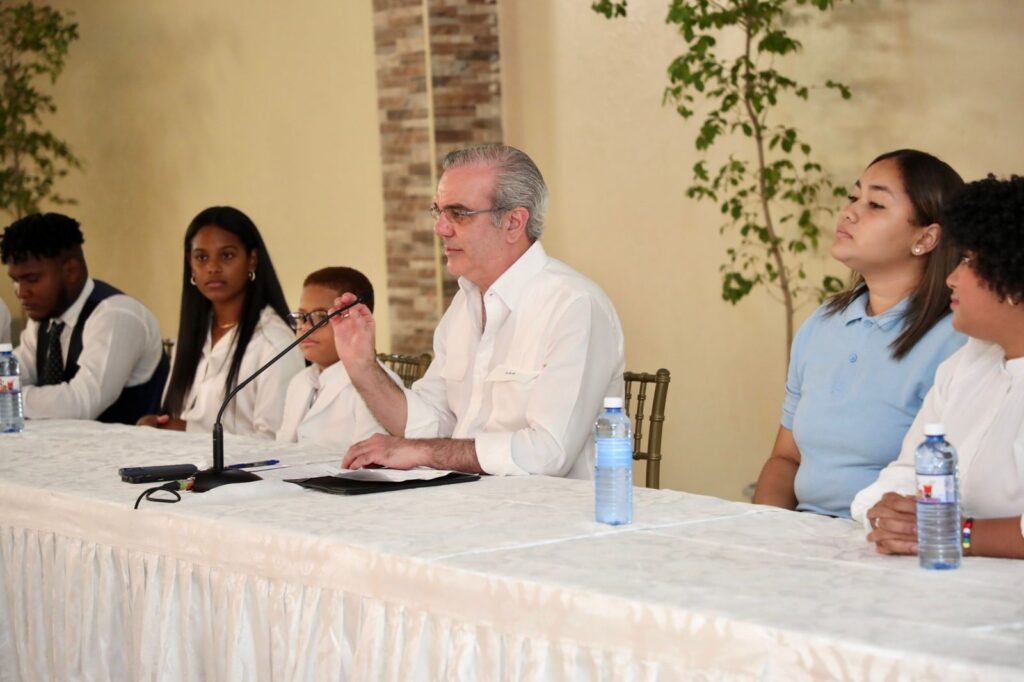 Abinader se reúne con más de 300 jóvenes de Azua