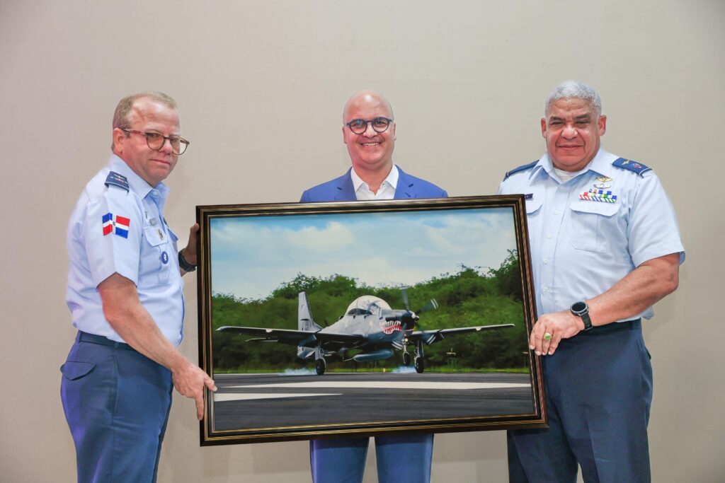 Igor Rodríguez presenta beneficios del transporte aéreo durante Conferencia a miembros FARD