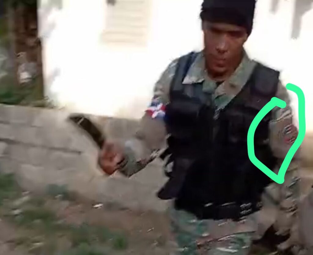 Militar agrede con machete a un hombre que grababa un operativo migratorio