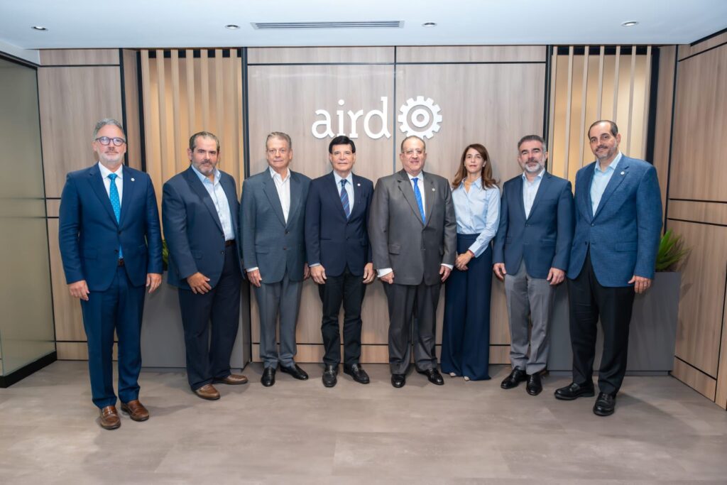 Ministro de Hacienda y Economía dialoga con sector industrial