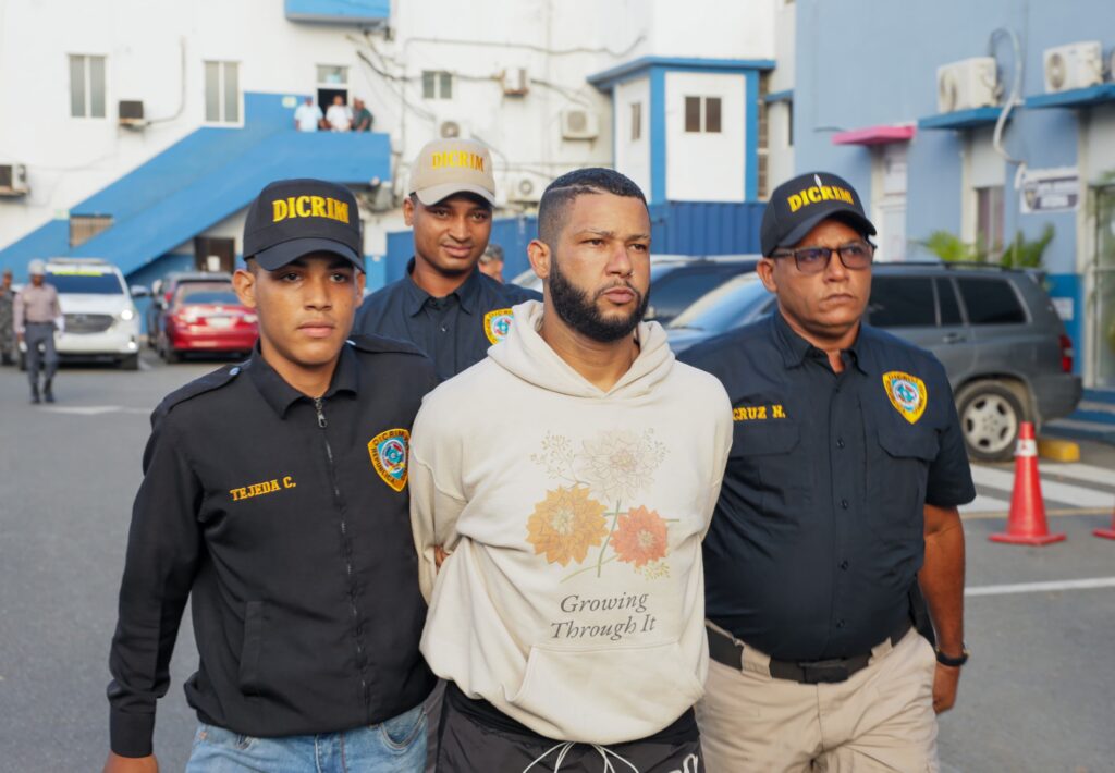 Se entrega a la Policía Nacional uno de los acusados de abuso sexual a joven en Villa González