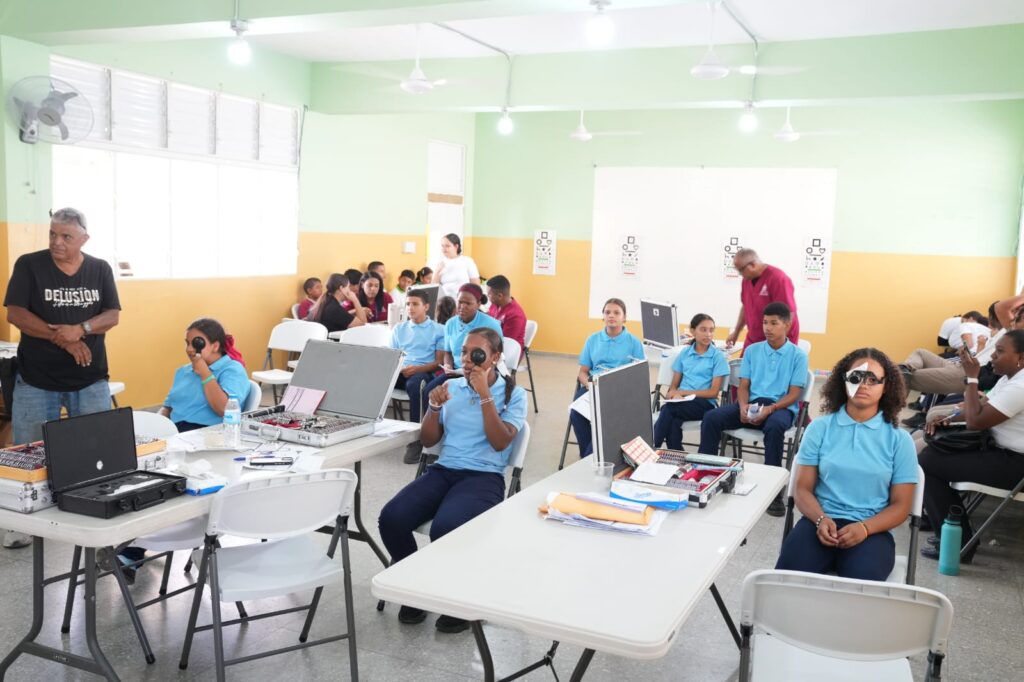 INABIE atiende a 600 estudiantes de 30 escuelas de Jarabacoa y entrega lentes