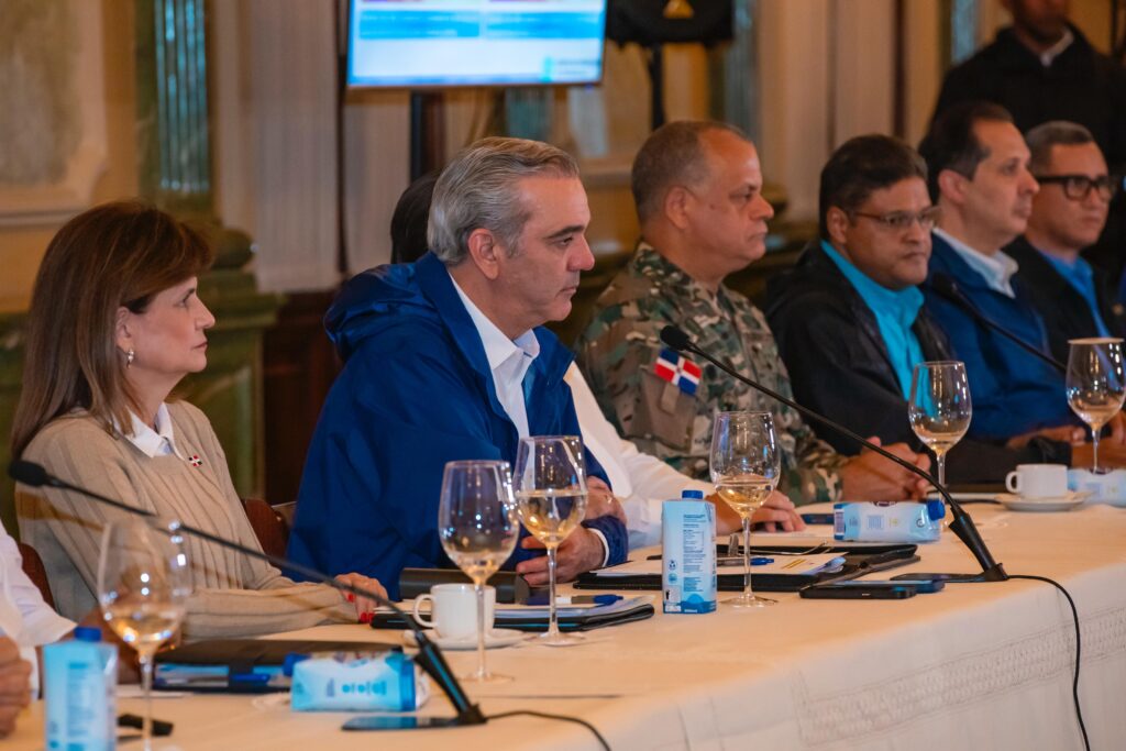 Abinader mantiene suspensiones de laborales y de docencia para provincias en alerta roja