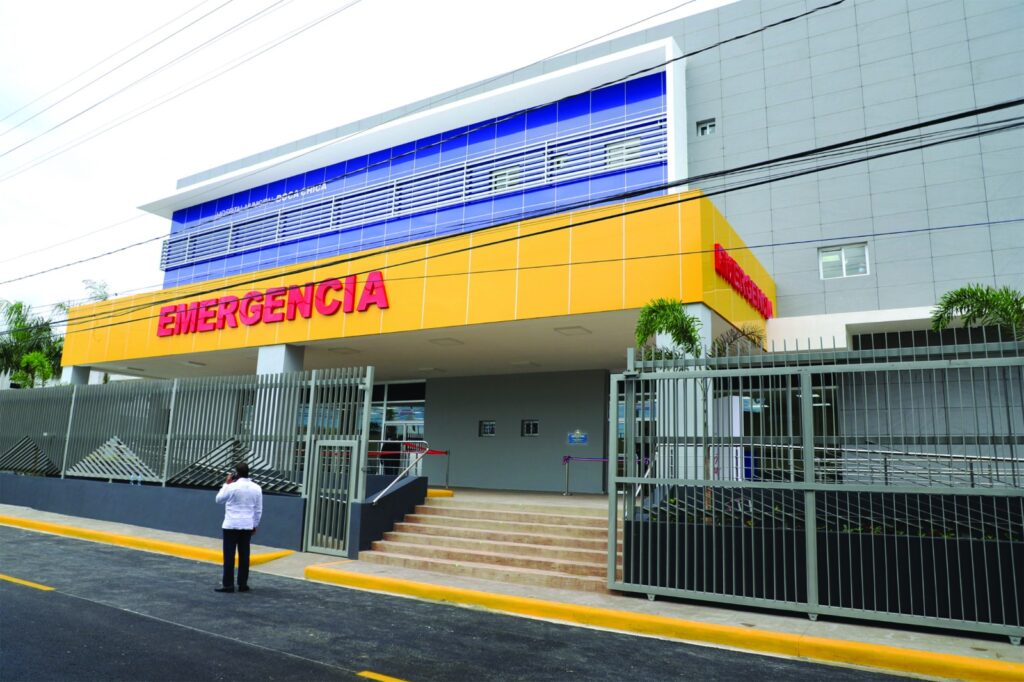 Colapsan servicios de salud en hospital municipal Francisco Vicente Castro En Boca Chica
